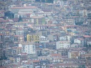 Panoramica e ingrandimento di una zona densamente costruita di San Giov. in Fiore vista dall'alto - foto Gianluca Congi ©