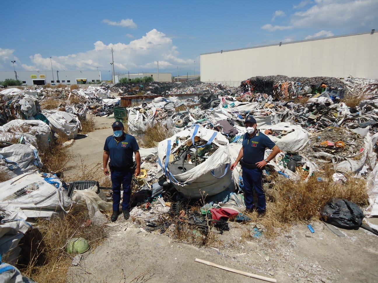 La Polizia Provinciale sequestra una “montagna” di rifiuti plastici nel cosentino.