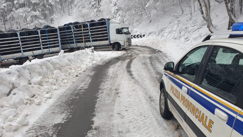 Disagi per la neve e strada bloccata perchè senza catene: autotreno sanzionato in Sila.
