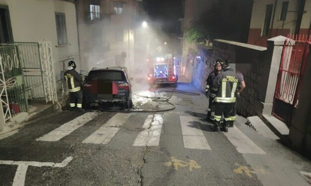 VASTO INCENDIO FRA CACCURI E CERENZIA – AUTO IN FIAMME IN VIA BOVIO