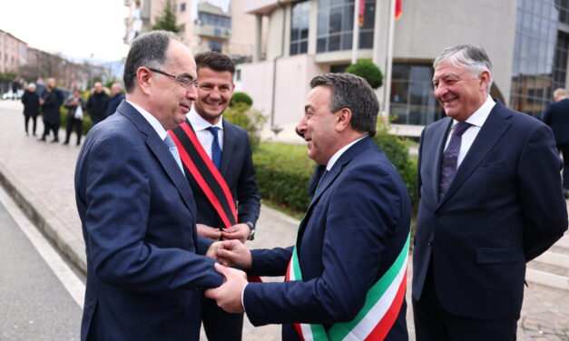 Il Presidente Bajram Begaj suggella il patto di gemellaggio tra la comunità arbëreshe di San Cosmo Albanese e quella albanese di Mirdita