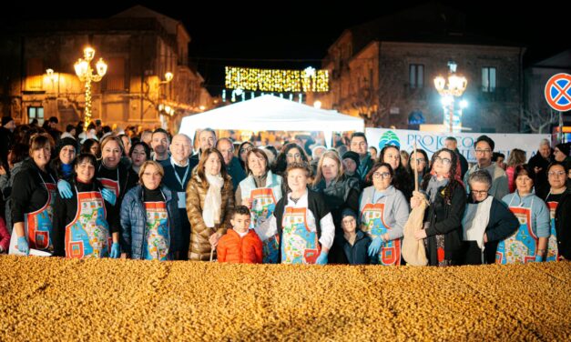 COMUNICATO STAMPA     COMUNICARE I LUOGHI: LA “PIGNOLATA PIÙ GRANDE” CHIUDE LE FESTE NATALIZIE A FILADELFIA
