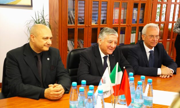 COMUNICATO STAMPA     Il sindaco di San Demetrio Corone e quello del comune albanese di Lezhë si sono incontrati per dare il via al prossimo Accordo di Gemellaggio