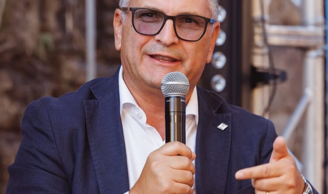 Usi civici, a Reggio Calabria un corso di formazione dedicato a professionisti e pubbliche amministrazioni  L’Ordine dei Dottori Agronomi e dei Dottori Forestali della Provincia di Reggio Calabria promuove il corso di formazione “Usi civici: disciplina, procedure e applicazioni professionali”, una iniziativa dedicata all’approfondimento di una materia di particolare rilevanza giuridica, tecnica, amministrativa e territoriale. Gli usi civici e i domini collettivi rappresentano infatti un patrimonio di grande valore storico, ambientale ed economico per le comunità locali e continuano ad assumere un ruolo centrale nella gestione del territorio e del patrimonio degli Enti. La loro disciplina coinvolge competenze diverse e richiede una conoscenza puntuale sia del quadro normativo sia delle procedure amministrative e tecniche connesse. Il corso è rivolto a Dottori Agronomi e Dottori Forestali, Ingegneri, Architetti, Avvocati, tecnici, professionisti e funzionari degli Enti locali e nasce con l’obiettivo di offrire un momento di aggiornamento e confronto multidisciplinare su problematiche che, nella pratica professionale e amministrativa, si presentano con crescente frequenza. Tra i temi affrontati figurano il demanio civico e le terre collettive, la disciplina normativa degli usi civici, la Legge 1766/1927 e la Legge 168/2017, l’accertamento degli usi civici, la legittimazione, l’affrancazione, la sclassificazione, il mutamento di destinazione, i procedimenti amministrativi, gli aspetti catastali ed estimativi, la normativa della Regione Calabria e l’analisi di casi pratici. “Abbiamo ritenuto importante promuovere un’iniziativa capace di mettere insieme competenze tecniche, giuridiche e amministrative” – sottolinea il Presidente dell’Ordine, Dott. Agronomo Michele Valenzise – “perché quella degli usi civici è una materia complessa, ancora oggi estremamente attuale, che incide direttamente sulla pianificazione del territorio, sulla tutela del paesaggio e sulla corretta gestione del patrimonio collettivo. L’obiettivo è fornire ai professionisti e ai funzionari degli Enti locali strumenti concreti per affrontare correttamente procedimenti spesso articolati e delicati”. L’iniziativa è caratterizzata da un forte approccio interdisciplinare e vede il coinvolgimento dell’Ordine degli Architetti PPC, degli Ingegneri e dell’Ordine degli Avvocati, con l’intento di favorire un confronto tra professionalità diverse che, a vario titolo, intervengono nei procedimenti relativi agli usi civici. Il corso è stato patrocinato dalla Città Metropolitana di Reggio Calabria, da ANCI Calabria, dall’Università Mediterranea di Reggio Calabria e dal Dipartimento di Agraria, a conferma dell’interesse istituzionale che la tematica riveste per il territorio e per le Amministrazioni locali. Particolare attenzione sarà riservata proprio alle esigenze dei Comuni, chiamati a confrontarsi con procedimenti che possono riguardare la natura giuridica dei beni, la regolarizzazione delle occupazioni, le trasformazioni e i mutamenti di destinazione, la pianificazione urbanistica e territoriale e la tutela del patrimonio collettivo. Il corso si propone quindi non solo come momento di formazione, ma anche come occasione di dialogo tra professionisti, mondo accademico, amministrazioni pubbliche e rappresentanze istituzionali, con l’obiettivo di contribuire a una maggiore conoscenza e a una gestione più consapevole di un patrimonio che appartiene alla storia e al futuro delle comunità locali. Tutte le informazioni relative a date, orari, sede, programma, modalità di iscrizione e crediti formativi professionali sono disponibili sul sito ufficiale dell’Ordine dei Dottori Agronomi e dei Dottori Forestali della Provincia di Reggio Calabria al link https://ordinereggiocalabria.conaf.it