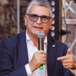 Usi civici, a Reggio Calabria un corso di formazione dedicato a professionisti e pubbliche amministrazioni  L’Ordine dei Dottori Agronomi e dei Dottori Forestali della Provincia di Reggio Calabria promuove il corso di formazione “Usi civici: disciplina, procedure e applicazioni professionali”, una iniziativa dedicata all’approfondimento di una materia di particolare rilevanza giuridica, tecnica, amministrativa e territoriale. Gli usi civici e i domini collettivi rappresentano infatti un patrimonio di grande valore storico, ambientale ed economico per le comunità locali e continuano ad assumere un ruolo centrale nella gestione del territorio e del patrimonio degli Enti. La loro disciplina coinvolge competenze diverse e richiede una conoscenza puntuale sia del quadro normativo sia delle procedure amministrative e tecniche connesse. Il corso è rivolto a Dottori Agronomi e Dottori Forestali, Ingegneri, Architetti, Avvocati, tecnici, professionisti e funzionari degli Enti locali e nasce con l’obiettivo di offrire un momento di aggiornamento e confronto multidisciplinare su problematiche che, nella pratica professionale e amministrativa, si presentano con crescente frequenza. Tra i temi affrontati figurano il demanio civico e le terre collettive, la disciplina normativa degli usi civici, la Legge 1766/1927 e la Legge 168/2017, l’accertamento degli usi civici, la legittimazione, l’affrancazione, la sclassificazione, il mutamento di destinazione, i procedimenti amministrativi, gli aspetti catastali ed estimativi, la normativa della Regione Calabria e l’analisi di casi pratici. “Abbiamo ritenuto importante promuovere un’iniziativa capace di mettere insieme competenze tecniche, giuridiche e amministrative” – sottolinea il Presidente dell’Ordine, Dott. Agronomo Michele Valenzise – “perché quella degli usi civici è una materia complessa, ancora oggi estremamente attuale, che incide direttamente sulla pianificazione del territorio, sulla tutela del paesaggio e sulla corretta gestione del patrimonio collettivo. L’obiettivo è fornire ai professionisti e ai funzionari degli Enti locali strumenti concreti per affrontare correttamente procedimenti spesso articolati e delicati”. L’iniziativa è caratterizzata da un forte approccio interdisciplinare e vede il coinvolgimento dell’Ordine degli Architetti PPC, degli Ingegneri e dell’Ordine degli Avvocati, con l’intento di favorire un confronto tra professionalità diverse che, a vario titolo, intervengono nei procedimenti relativi agli usi civici. Il corso è stato patrocinato dalla Città Metropolitana di Reggio Calabria, da ANCI Calabria, dall’Università Mediterranea di Reggio Calabria e dal Dipartimento di Agraria, a conferma dell’interesse istituzionale che la tematica riveste per il territorio e per le Amministrazioni locali. Particolare attenzione sarà riservata proprio alle esigenze dei Comuni, chiamati a confrontarsi con procedimenti che possono riguardare la natura giuridica dei beni, la regolarizzazione delle occupazioni, le trasformazioni e i mutamenti di destinazione, la pianificazione urbanistica e territoriale e la tutela del patrimonio collettivo. Il corso si propone quindi non solo come momento di formazione, ma anche come occasione di dialogo tra professionisti, mondo accademico, amministrazioni pubbliche e rappresentanze istituzionali, con l’obiettivo di contribuire a una maggiore conoscenza e a una gestione più consapevole di un patrimonio che appartiene alla storia e al futuro delle comunità locali. Tutte le informazioni relative a date, orari, sede, programma, modalità di iscrizione e crediti formativi professionali sono disponibili sul sito ufficiale dell’Ordine dei Dottori Agronomi e dei Dottori Forestali della Provincia di Reggio Calabria al link https://ordinereggiocalabria.conaf.it