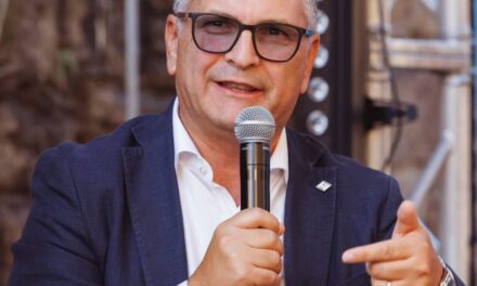 Usi civici, a Reggio Calabria un corso di formazione dedicato a professionisti e pubbliche amministrazioni  L’Ordine dei Dottori Agronomi e dei Dottori Forestali della Provincia di Reggio Calabria promuove il corso di formazione “Usi civici: disciplina, procedure e applicazioni professionali”, una iniziativa dedicata all’approfondimento di una materia di particolare rilevanza giuridica, tecnica, amministrativa e territoriale. Gli usi civici e i domini collettivi rappresentano infatti un patrimonio di grande valore storico, ambientale ed economico per le comunità locali e continuano ad assumere un ruolo centrale nella gestione del territorio e del patrimonio degli Enti. La loro disciplina coinvolge competenze diverse e richiede una conoscenza puntuale sia del quadro normativo sia delle procedure amministrative e tecniche connesse. Il corso è rivolto a Dottori Agronomi e Dottori Forestali, Ingegneri, Architetti, Avvocati, tecnici, professionisti e funzionari degli Enti locali e nasce con l’obiettivo di offrire un momento di aggiornamento e confronto multidisciplinare su problematiche che, nella pratica professionale e amministrativa, si presentano con crescente frequenza. Tra i temi affrontati figurano il demanio civico e le terre collettive, la disciplina normativa degli usi civici, la Legge 1766/1927 e la Legge 168/2017, l’accertamento degli usi civici, la legittimazione, l’affrancazione, la sclassificazione, il mutamento di destinazione, i procedimenti amministrativi, gli aspetti catastali ed estimativi, la normativa della Regione Calabria e l’analisi di casi pratici. “Abbiamo ritenuto importante promuovere un’iniziativa capace di mettere insieme competenze tecniche, giuridiche e amministrative” – sottolinea il Presidente dell’Ordine, Dott. Agronomo Michele Valenzise – “perché quella degli usi civici è una materia complessa, ancora oggi estremamente attuale, che incide direttamente sulla pianificazione del territorio, sulla tutela del paesaggio e sulla corretta gestione del patrimonio collettivo. L’obiettivo è fornire ai professionisti e ai funzionari degli Enti locali strumenti concreti per affrontare correttamente procedimenti spesso articolati e delicati”. L’iniziativa è caratterizzata da un forte approccio interdisciplinare e vede il coinvolgimento dell’Ordine degli Architetti PPC, degli Ingegneri e dell’Ordine degli Avvocati, con l’intento di favorire un confronto tra professionalità diverse che, a vario titolo, intervengono nei procedimenti relativi agli usi civici. Il corso è stato patrocinato dalla Città Metropolitana di Reggio Calabria, da ANCI Calabria, dall’Università Mediterranea di Reggio Calabria e dal Dipartimento di Agraria, a conferma dell’interesse istituzionale che la tematica riveste per il territorio e per le Amministrazioni locali. Particolare attenzione sarà riservata proprio alle esigenze dei Comuni, chiamati a confrontarsi con procedimenti che possono riguardare la natura giuridica dei beni, la regolarizzazione delle occupazioni, le trasformazioni e i mutamenti di destinazione, la pianificazione urbanistica e territoriale e la tutela del patrimonio collettivo. Il corso si propone quindi non solo come momento di formazione, ma anche come occasione di dialogo tra professionisti, mondo accademico, amministrazioni pubbliche e rappresentanze istituzionali, con l’obiettivo di contribuire a una maggiore conoscenza e a una gestione più consapevole di un patrimonio che appartiene alla storia e al futuro delle comunità locali. Tutte le informazioni relative a date, orari, sede, programma, modalità di iscrizione e crediti formativi professionali sono disponibili sul sito ufficiale dell’Ordine dei Dottori Agronomi e dei Dottori Forestali della Provincia di Reggio Calabria al link https://ordinereggiocalabria.conaf.it